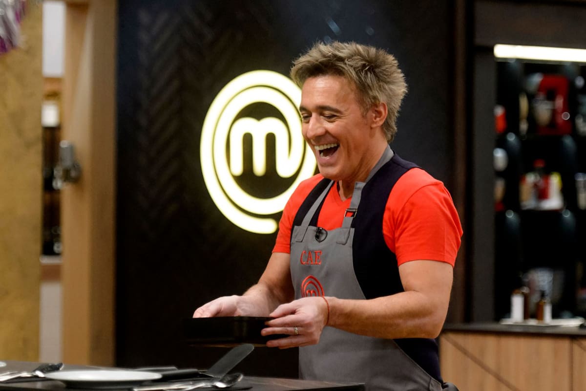 CAE en su salsa: el cantante intenta superarse en MasterChef Celebrity y conformar al exigente jurado