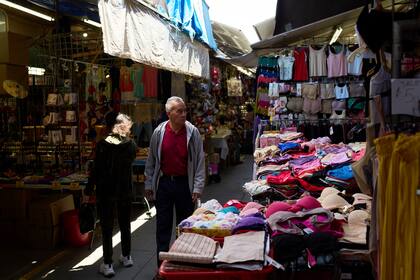 Cae inflación en EEUU y consumidores aumentan gasto previo a impacto de aranceles