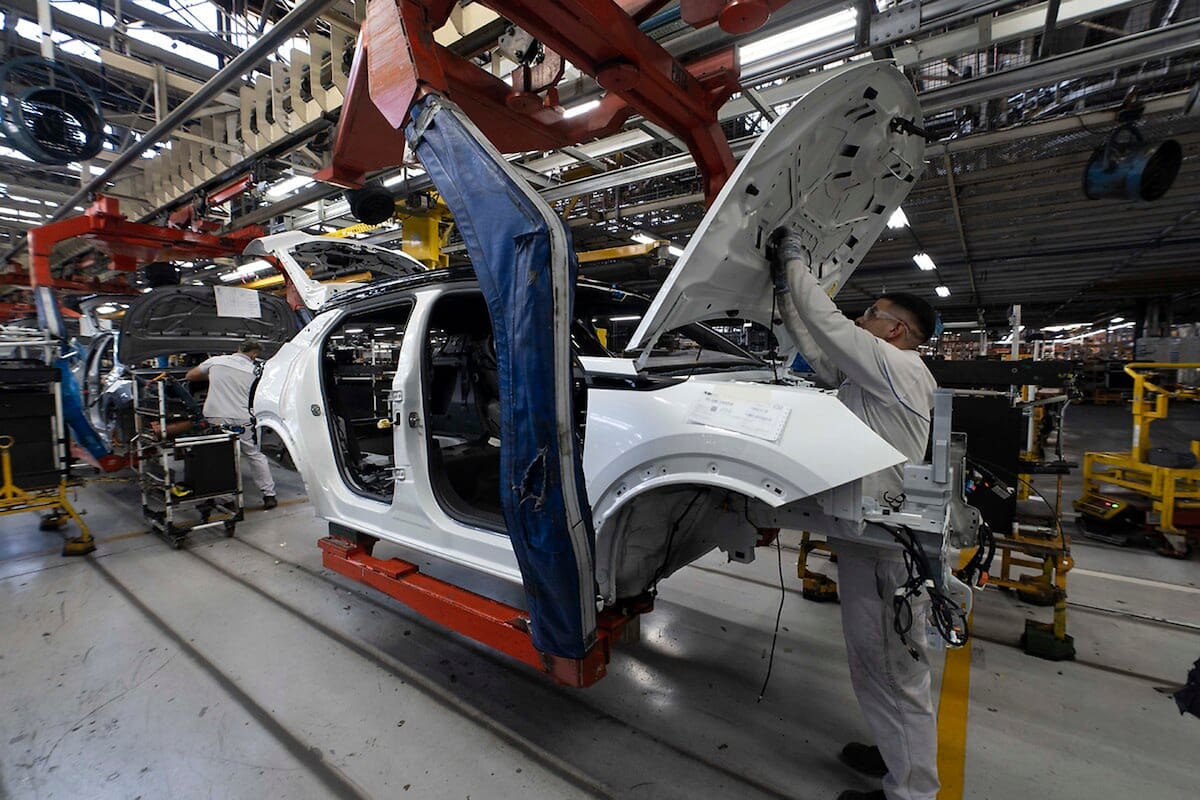Cae la producción automotriz pero repuntan levemente las exportaciones
