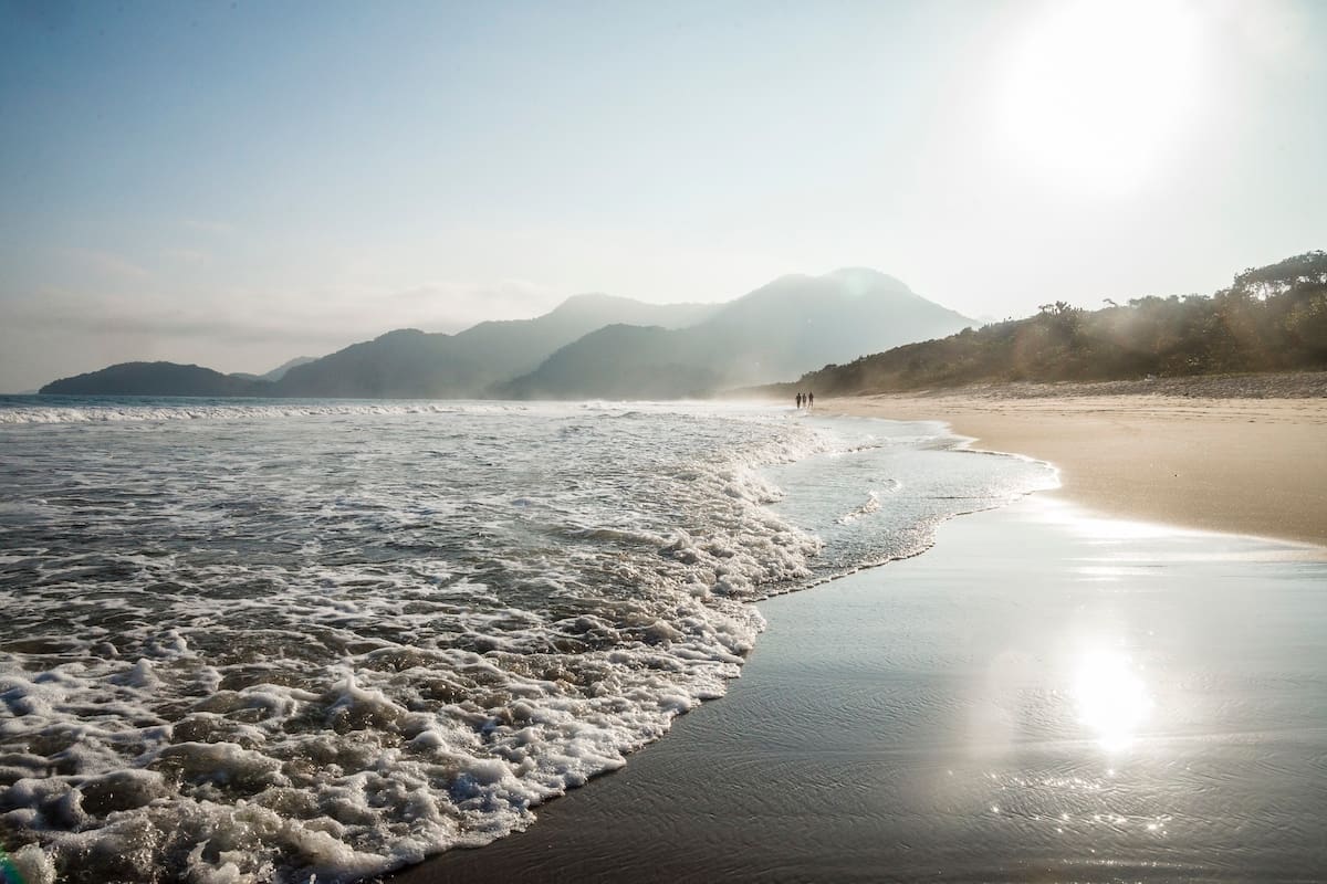 Cae la tarde en las playas de Ubatuba.