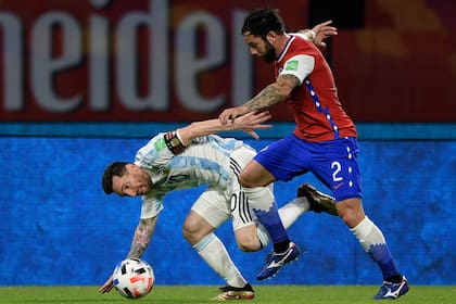 Cae Messi, marcado por Mena. Ahora, a jugar ante Colombia en Barranquilla.