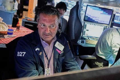 Caen la mayoría de las acciones en EEUU ante menores esperanzas de reducción en las tasas de interés