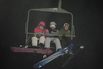 Caerse de la aerosilla es el menor de los problemas a los que se enfrentan los protagonistas de Muerte en la montaña, que deben luchar contra el frío, las nevadas, el hambre y... los lobos