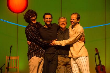 Caetano con sus hijos: Tom, Zeca y Moreno Veloso