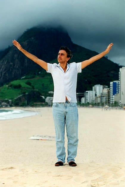 Caetano posa en la playa y, entonces, deja de llover