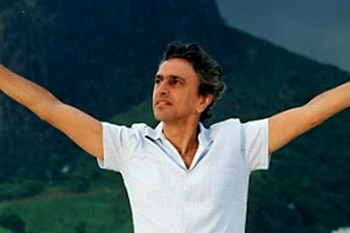 Caetano posa en la playa y, entonces, deja de llover