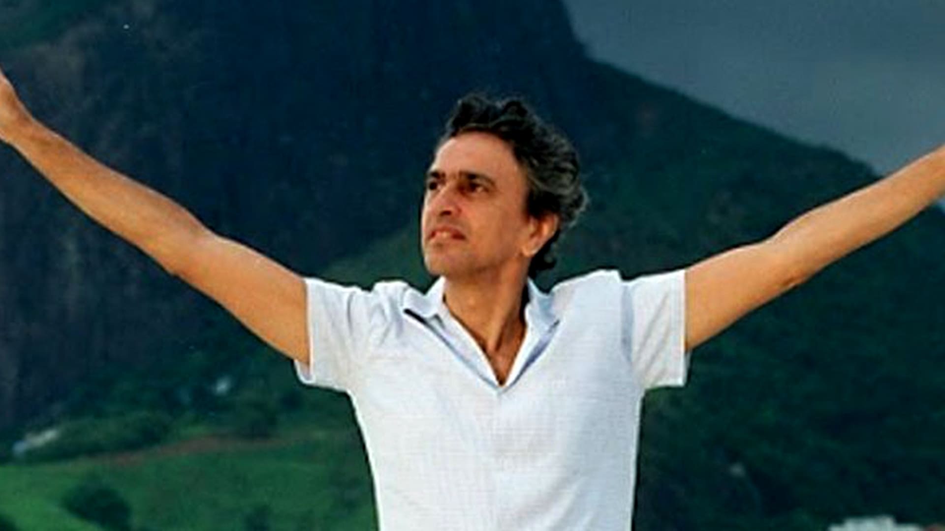 Caetano posa en la playa y, entonces, deja de llover