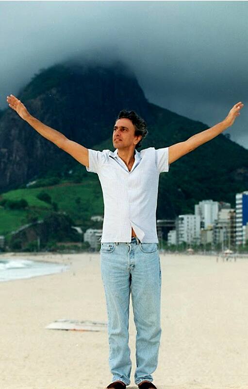 Caetano posa en la playa y, entonces, deja de llover