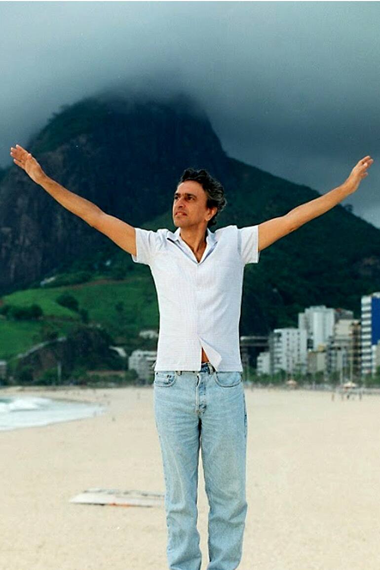 Caetano posa en la playa y, entonces, deja de llover