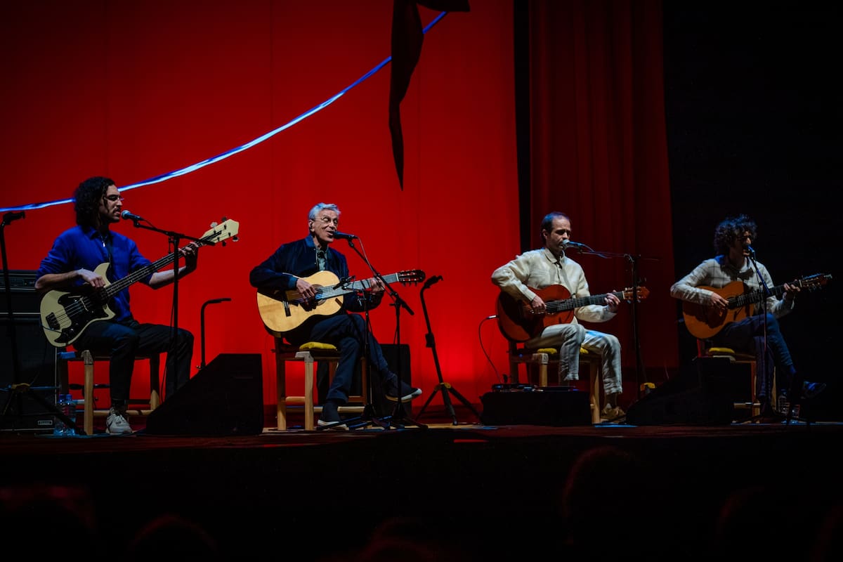 Caetano Veloso con sus tres hijos varones -Moreno, Zeca y Tom- en el Gran Rex. Este viernes vuelve a tocar