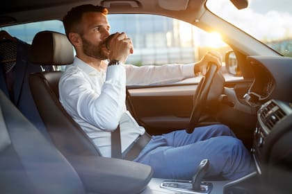 Café al volante: un estudio revela qué cantidad de tazas no se pueden tomar para manejar