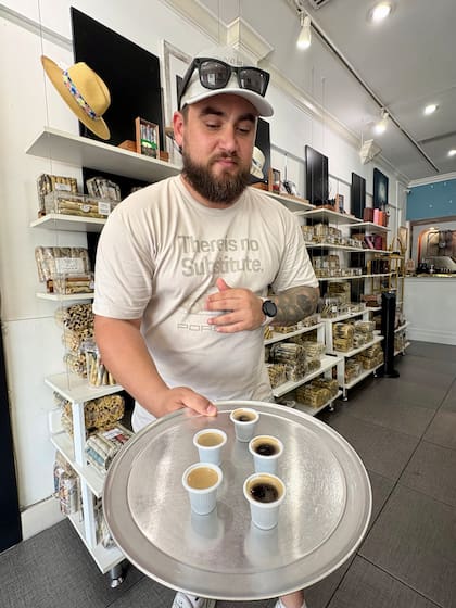 Café bien dulce servido en vasitos: hay que dejar un sorbo como señal de buena educación