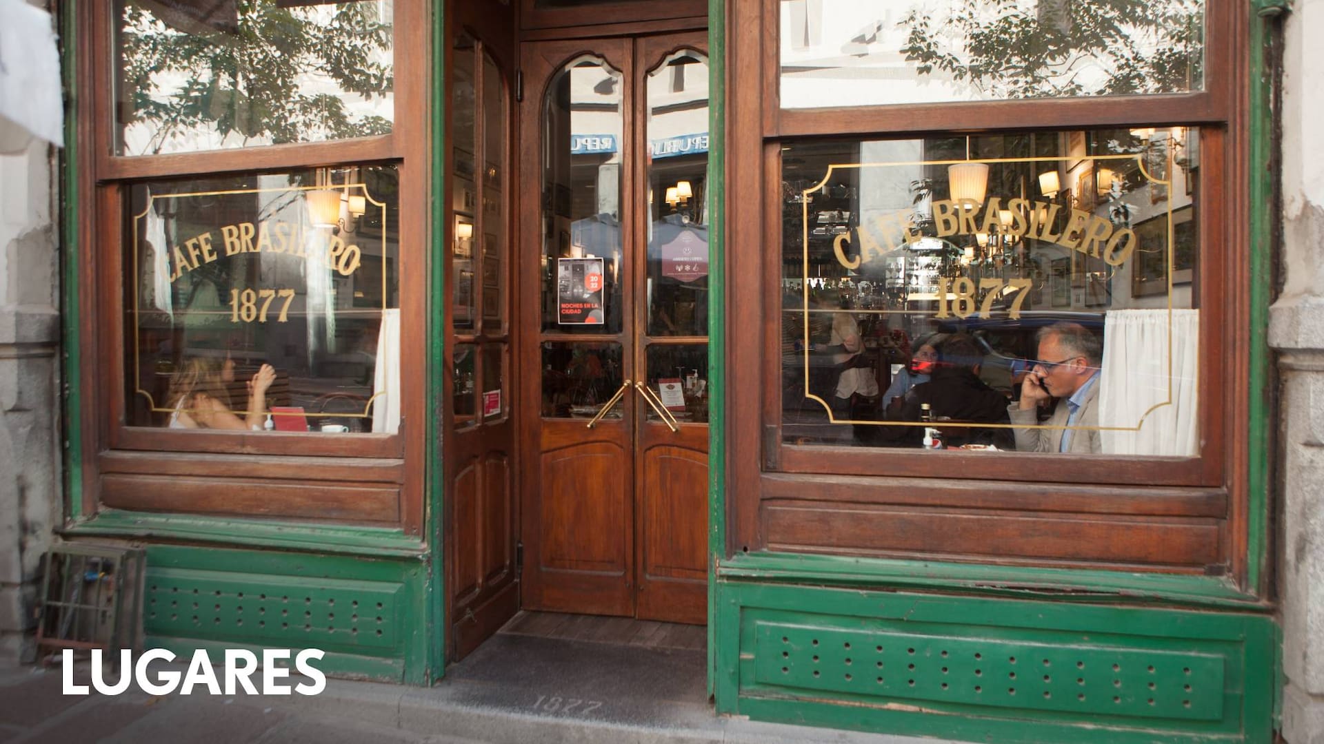Café Brasilero, desde 1877, un clásico de la ciudad.