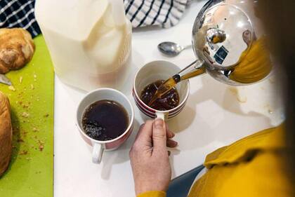 Sustituir parte de la ingesta diaria de café por té tiene algunos efectos positivos, según varios estudios.
