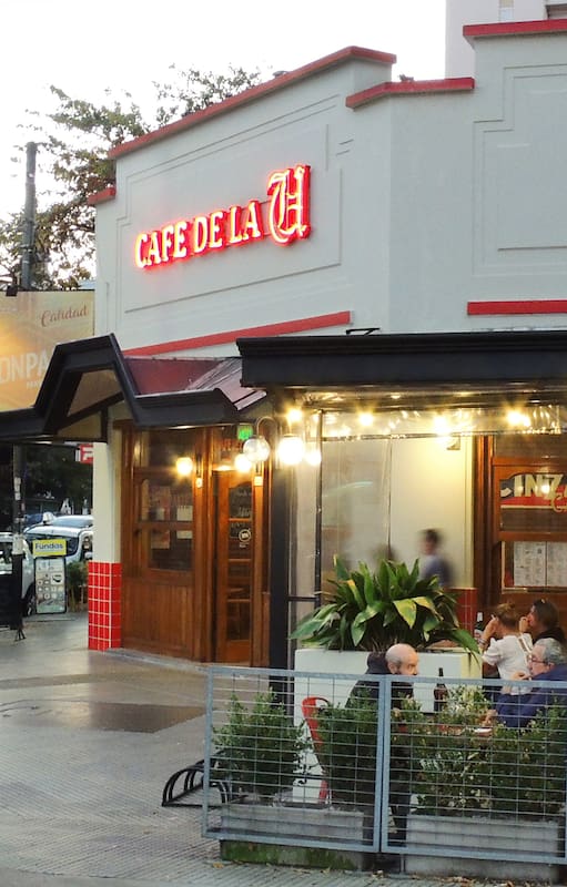 Café de la U, por Urquiza, Bar Notable de la Ciudad creado en 1986.