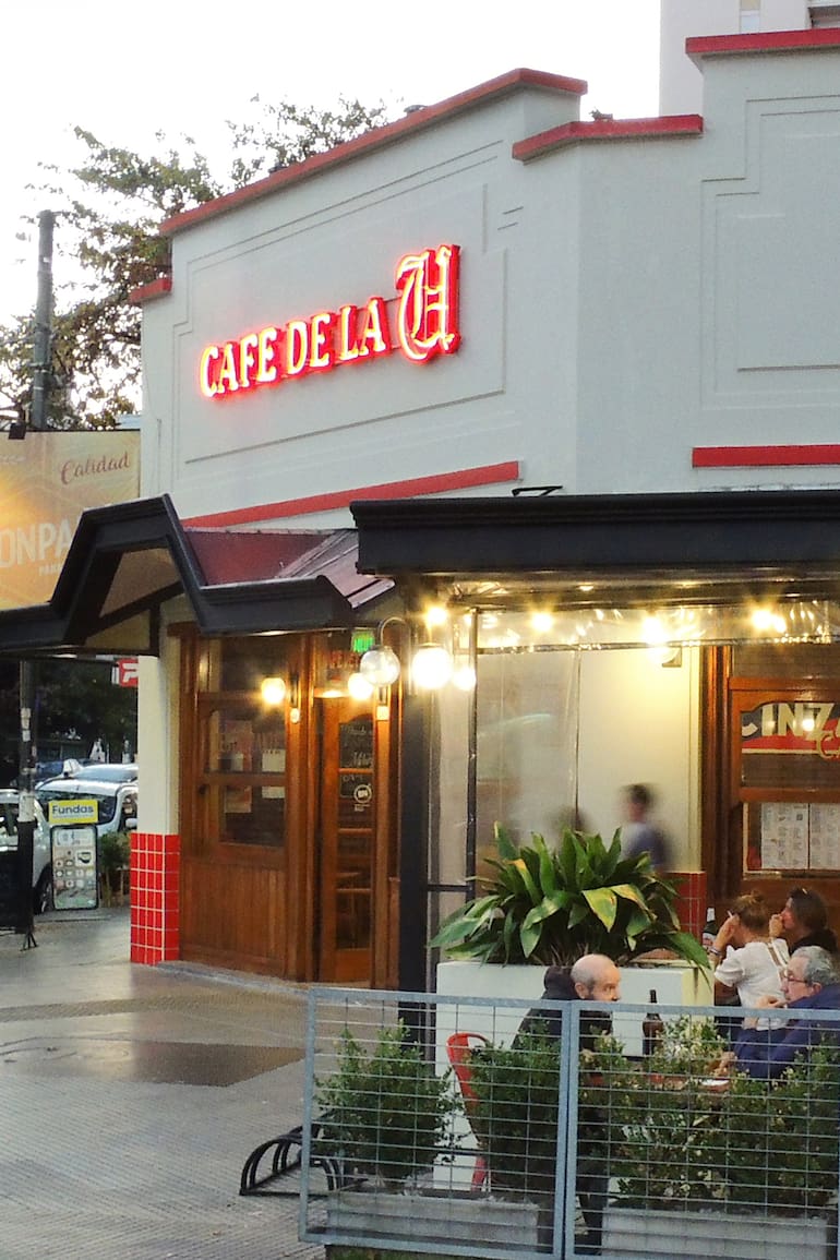 Café de la U, por Urquiza, Bar Notable de la Ciudad creado en 1986.