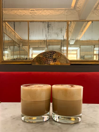 Café en vasos de vidrio y espejos oxidados, las señas vintage del Café Barbieri.