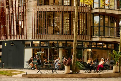 Café Landó, frente a la Plaza Azopardo