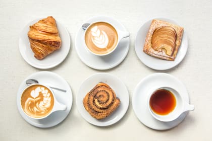 Café tostado de Brasil, Panamá, Colombia, Costa Rica y Perú acompañan hojaldres de manzana, budines, croissants y scones.