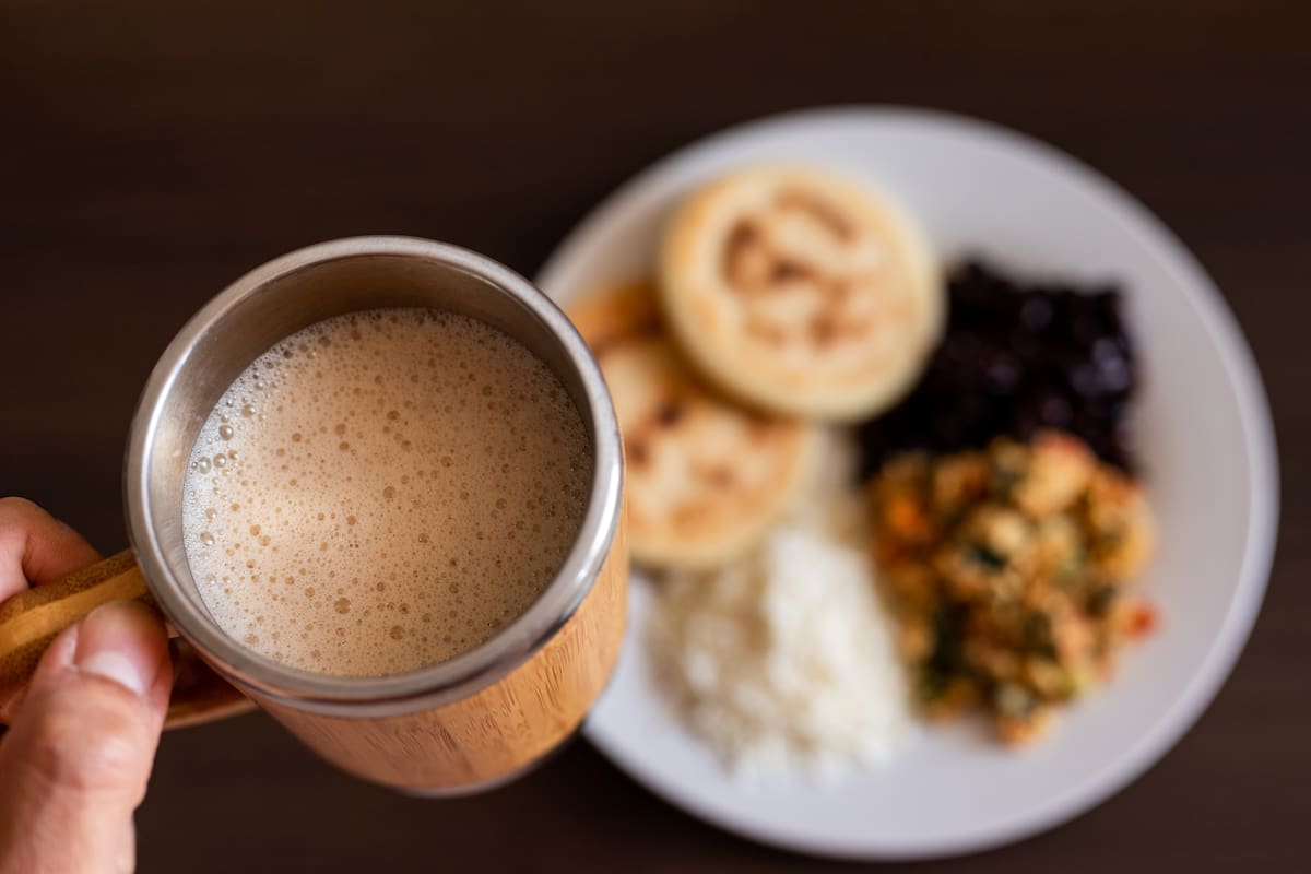 Café venezolano acompañado de arepas