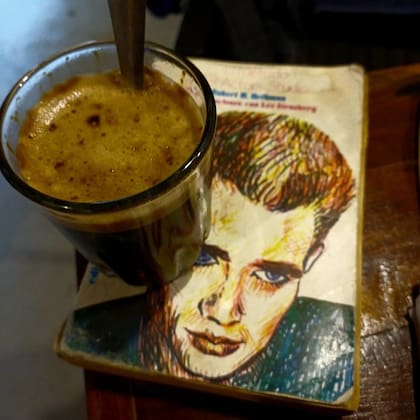 Café y lectura, así pasa sus días el Turco Naim en Ecuador