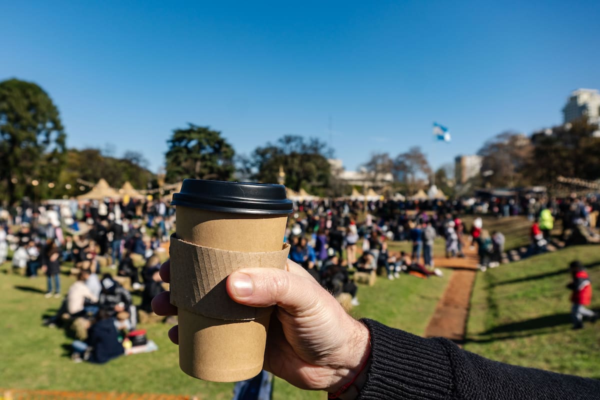 Cafecito BA en la Plaza de la Flor tendrá un “Encuentro Beatle”, además de saxo, cuerdas y cierre con DJ de vinilos.