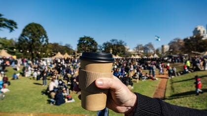 Cafecito BA toma la Glorieta de Barrancas de Belgrano con 14 puestos y un pulso de feria: de 10.30 a 19, cafés desde $3000 y opciones dulces o saladas desde $3500
