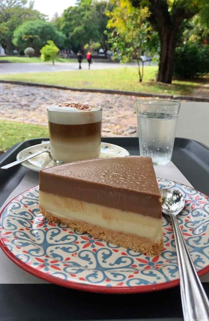 Cafecito y repostería casera sobre la Playa Mayor de Colonia del Sacramento, en Picnic.