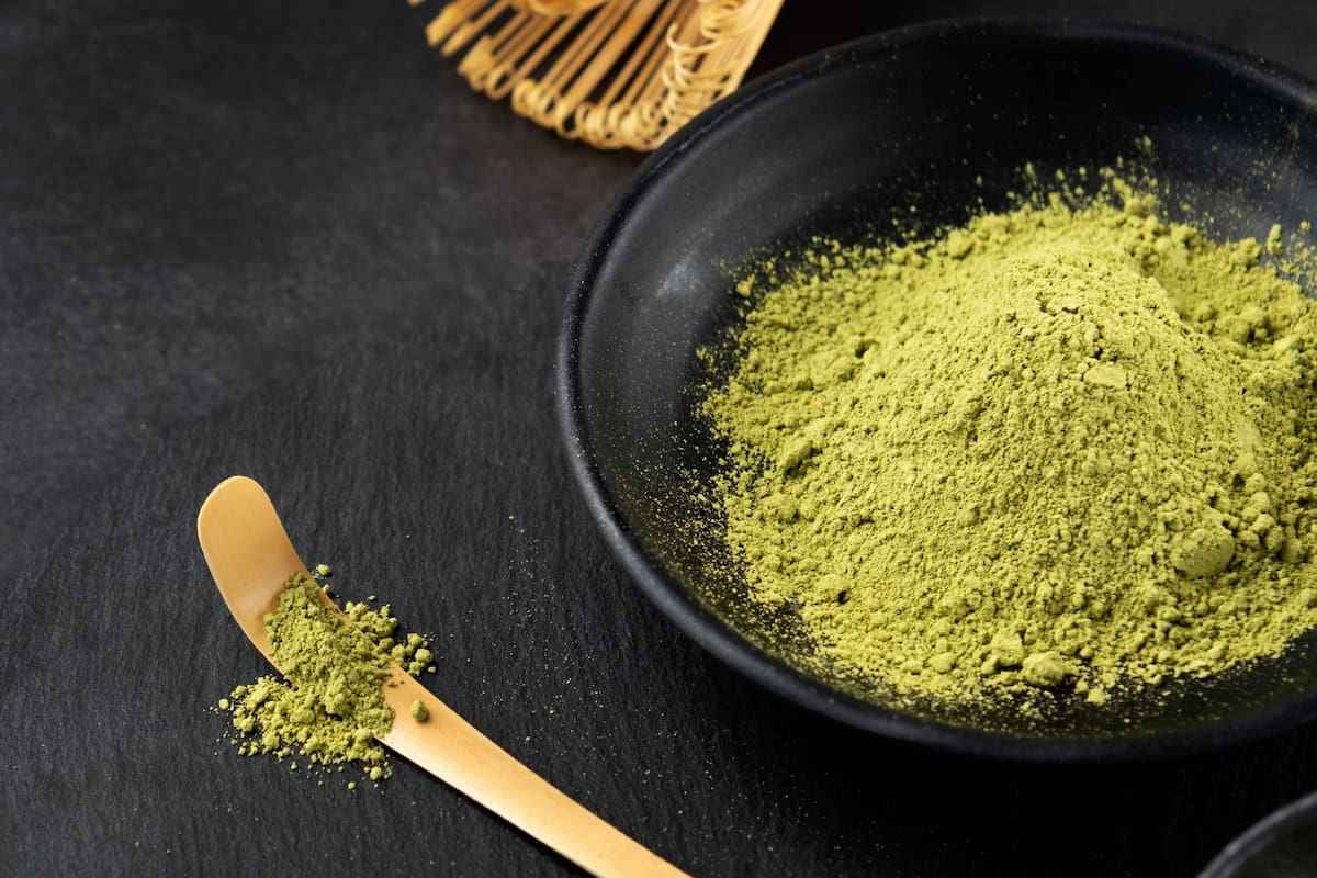 Cafeína, L-teanina y antioxidantes: la tríada poderosa escondida en polvo verde