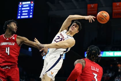 Cáffaro consiguiendo un rebote en el encuentro de Virginia contra Louisville.