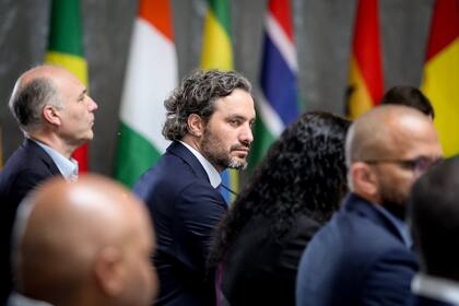 Cafiero denuncia el despliegue militar en Malvinas