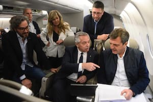 Cafiero, Vitobello, Cerruti, Olmos, Fernández y Massa, en el avión rumbo a Bali desde París; el ministro-candidato se enojó con la portavoz por la denuncia que hizo por los saqueos