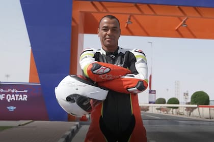 Cafú se vistió como piloto de MotoGP y visitó el estadio de la definición del Mundial Qatar 2022.