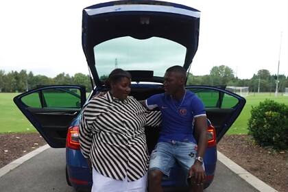 Caicedo, junto a su madre, en una emotiva presentación como refuerzo de Chelsea