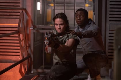 Cailee Spaeny y David Jonsson en una escena del film de Álvarez