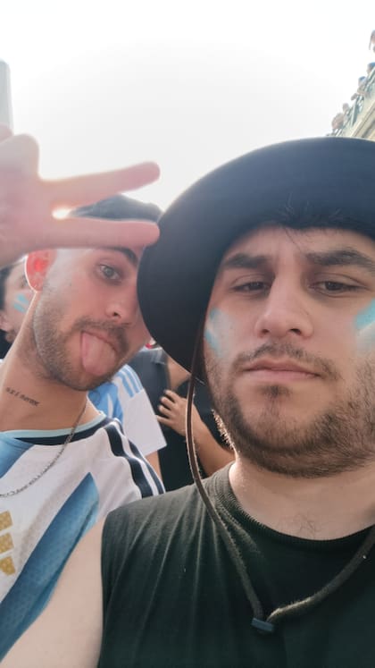 Caio (derecha) junto a un amigo, en la "choripaneada"