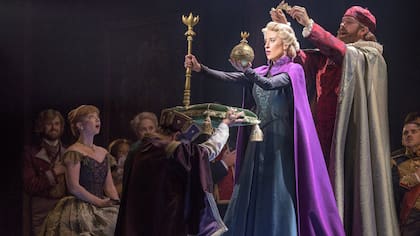 Caissie Levy como Elsa, la reina de hielo en la puesta de Frozen