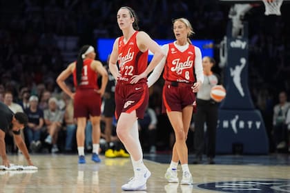 Caitlin Clark, la número 22 y una de las mejores jugadoras del mundo; detrás, su "guardaespaldas" de Indiana Fever, Sophie Cunningham