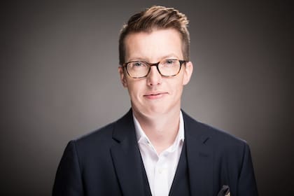 Caitlin Kalinowski renunció a su cargo como jefa de hardware de OpenAI en desacuerdo con el contrato que la compañía firmó con el Pentágono