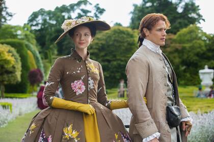 Caitriona Balfe y Sam Heughan en la segunda temporada de Outlander