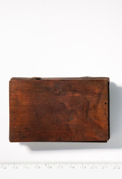 Caja de madera que protege a las tablillas de cera