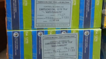 Cajas de cartuchos de origen argentino que Bolivia informó que encontró en sus depósitos
