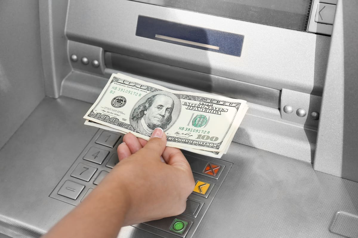 Cajero automático que expende dólares. El Gobierno continúa flexibilizando el acceso a la divisa.