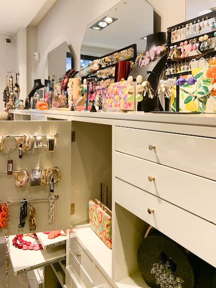 Cajoneras llenas de accesorios y espejos para probarse, en el local de Madrid,