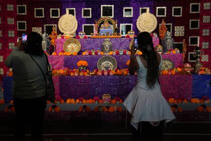 Calaveritas de azúcar, los dulces que alegran los altares de Día de Muertos en México