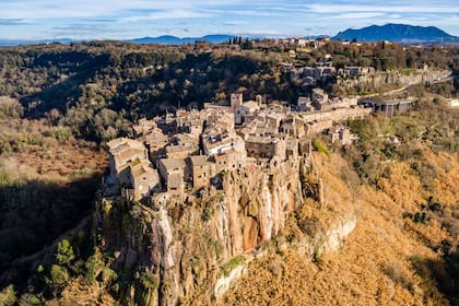 Calcata Vecchia se eleva sobre un macizo de piedra que domina el valle