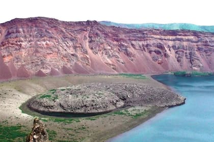 Caldera del volcán Zavaritskii, responsable de la erupción de 1831