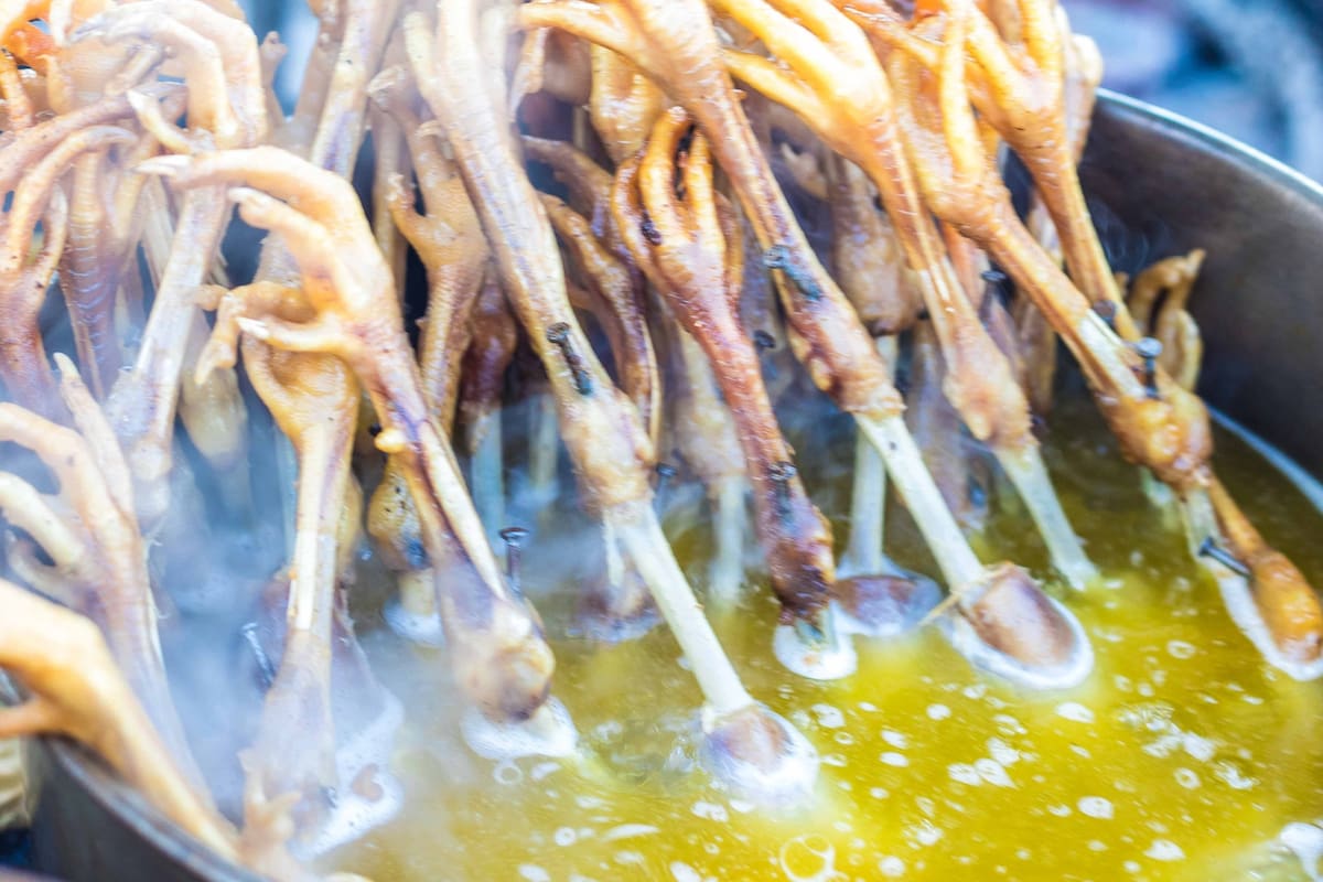 Caldo de gallina, TEGUI. Precio: $150 Una sopa verde y cremosa, acompañada de una pata de gallina, que se come con la mano. Es un plato simple, pero con una gran intensidad de sabores.