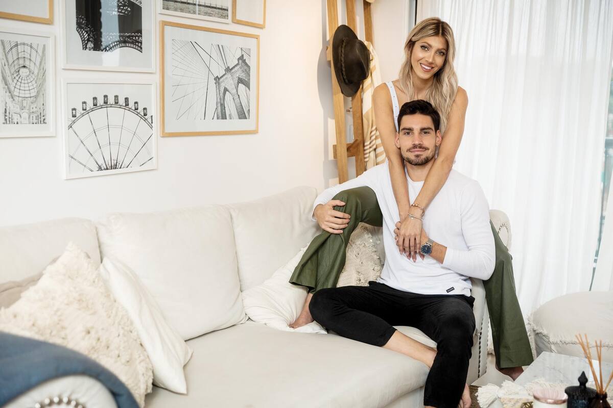 Cale y Nico posan en el living de su hogar recientemente remodelado. “A los 23 me fui de la casa de mis papás y me mudé sola por primera vez. Me encantaba, pero convivir con Nico es mucho mejor. Nos llevamos muy bien”, sostiene la modelo, que en su cuenta de Instagram cuenta con más de 1,7 millones de seguidores.