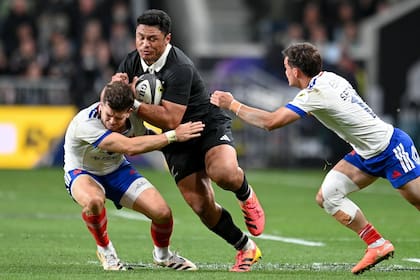 Caleb Clarke supera dos marcas en el 34-32 de Nueva Zelanda ante Francia en el inicio del Nations; se trató de otro partidazo entre selecciones típico de la época.